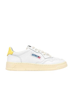 Sneakers bianche basse con suola beige, linguetta tallone gialla, logo Autry e bandiera americana sul lato, e lacci bianchi, viste di lato.