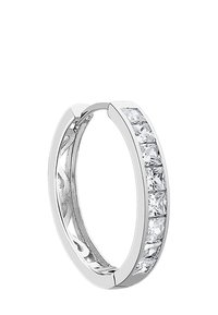 Boucle d'oreille en argent en forme de créole, ornée d'une rangée de cristaux rectangulaires clairs sur un côté, avec une surface lisse et polie et un design intérieur complexe.