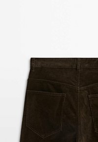 Pantalon en velours côtelé marron à taille haute, doté de deux poches arrière et d'une texture côtelée verticale, présenté de dos.