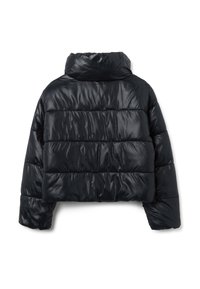Giacca piumino nera con colletto alto, texture trapuntata e design corto. Il tessuto ha una finitura lucida e sezioni imbottite.