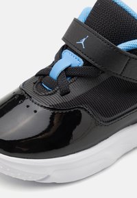 Jordan STAY LOYAL 3  - Zapatos de bebé - black/university blue/white