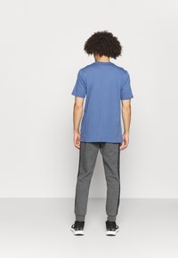 adidas Performance ESSENTIALS 3STRIPES - Trainingsbroek - dark grey heather/black