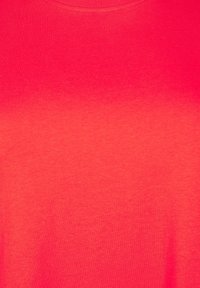 Trumpomis rankovėmis marškinėliai, kurių atspalviai pereina nuo ryškios rožinės prie švelnesnių tonų, pagaminti iš minkšto medvilninio audinio, suapvalintu kaklu ir lygiu paviršiumi.