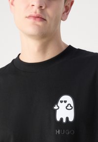 HUGO DICATIKO - Printtipaita - black