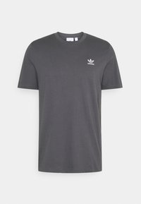 Grå bomullst-shirt med kort ärm och rund halsringning, samt en liten vit Adidas-logotyp på vänster bröstområde. Slät textur, standard passform.