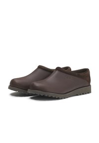 Chaussures brunes à enfiler en cuir avec une finition lisse et des accents en daim ; semelle texturée robuste avec un motif de traction ; branding minimal visible.