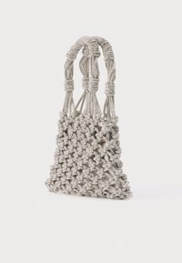 Ασημένια υφασμένη τσάντα χειρός με τριγωνικό σχήμα, υφή με πλεκτές λαβές και απαλή εσωτερική επένδυση.