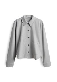 Chemise à manches longues gris clair avec col évasé, fermeture à l'avant par six boutons, deux poches avant et coupe décontractée. Texture de tissu lisse.