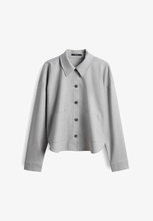 Helles graues Langarmhemd mit einem Umlegekragen, sechsknöpfiger Frontverschluss, zwei Fronttaschen und einem lässigen Schnitt. Glatte Stofftextur.