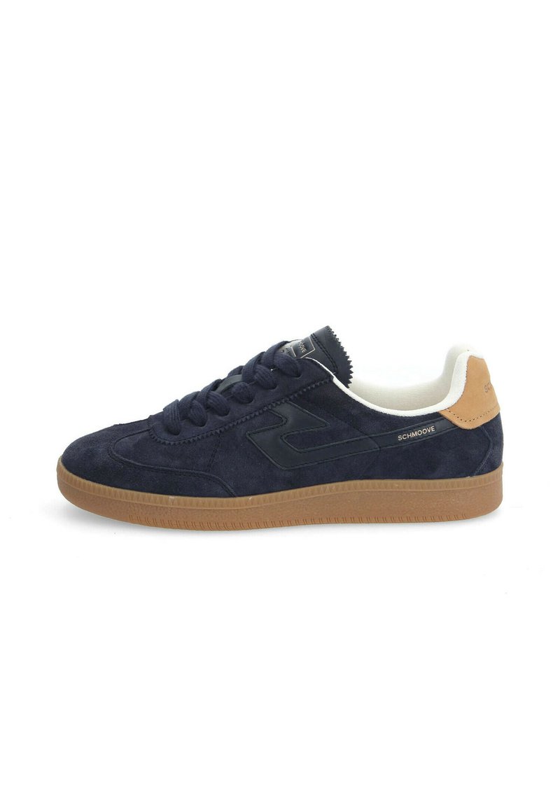 Baskets en daim bleu marine avec une semelle en caoutchouc, accents en cuir noir, bout rond et lacets plats. Doublure blanche et marque sur le côté.