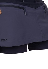 Pantaloni corti blu navy con uno strato esterno leggero e resistente all'acqua; presentano tasche con zip e un logo ricamato. Texture del tessuto liscia.