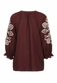 Burgundy bleiseri, jossa on kirjailtuja kukkakuoseja hihoissa, rento malli, pyöreä pääntie ja röyhelökaulukset. Sileä kankaan pinta.