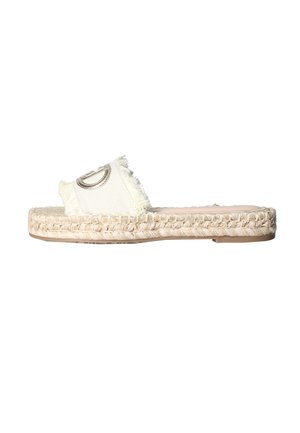 Sandalo bianco slip-on con bordi sfrangiati e suola platform in juta intrecciata, caratterizzato da un elemento decorativo circolare sulla fascia superiore.