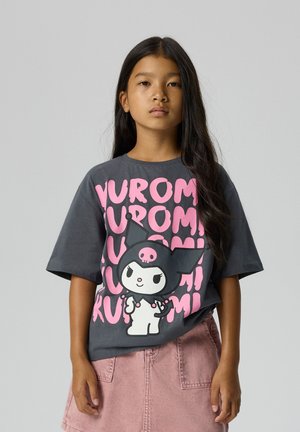 Name it, NKFSYBIL KUROMI SS NREG TOP SKY - T-shirt con stampa - iron gate