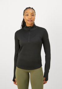 Pulover negru cu mânecă lungă, cu guler tip half-zip, fabricat dintr-un material neted și elastic, cu un design ajustat și branding minim.