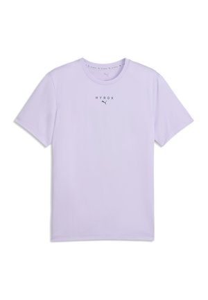 Lichtpaarse T-shirt met korte mouwen met ""HYROX"" en Puma-logo in het zwart bedrukt op de borst, weergegeven op een witte achtergrond.