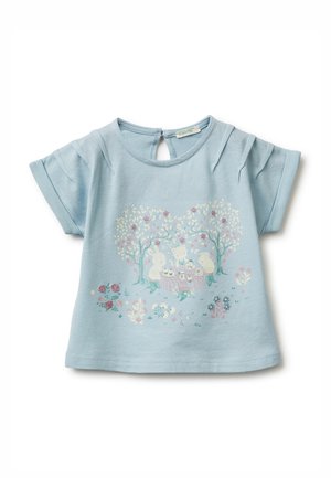 Jasnoniebieska koszulka dla malucha z krótkim rękawem, z nadrukiem sceny piknikowej z zwierzętami i drzewami na przodzie.