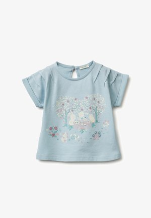 Hellblaues Kleinkind-Shirt mit kurzen Ärmeln und einem Picknickmotiv mit Tieren und Bäumen auf der Vorderseite gedruckt.