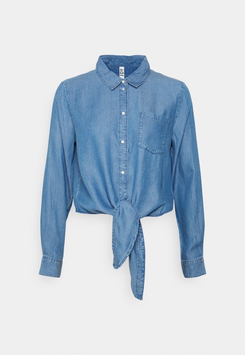 Chemise en denim bleu clair à manches longues avec boutons sur le devant, poche poitrine, col, et un nœud noué à l'ourlet inférieur.