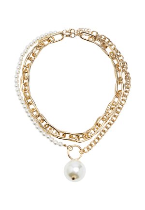 Złoty naszyjnik z warstwami łańcuszków, z gładkimi białymi perłami i dużym zawieszką w kształcie perły. Zawiera okrągłe i wydłużone wzory ogniw.