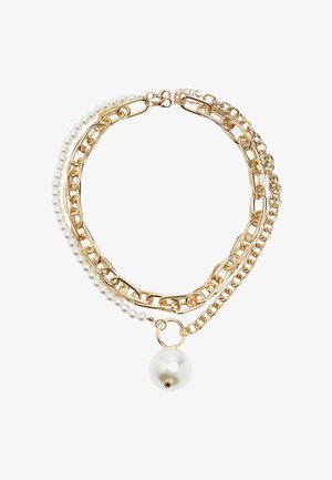 Złoty naszyjnik z warstwami łańcuszków, z gładkimi białymi perłami i dużym zawieszką w kształcie perły. Zawiera okrągłe i wydłużone wzory ogniw.