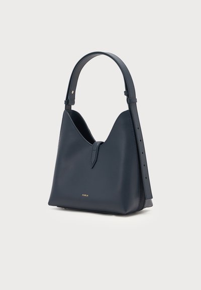 Тъмносиня кожена чанта за рамо Furla с извит горен отвор, регулируема презрамка и малко златисто лого, показана на изчистен фон.