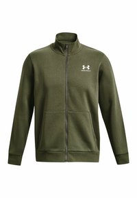 Sudadera con cremallera color verde oliva, hecha de tela suave, con cuello alto, dos bolsillos delanteros y un logo blanco de Under Armour en el pecho.