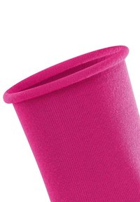 Tubo di tessuto lavorato a maglia di un brillante colore rosa, con una superficie liscia e un bordo superiore ripiegato, che si assottiglia verso il basso, presentando un colore uniforme.