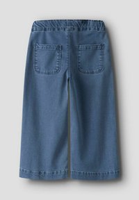 Tumši zili džinsa kulotē ar elastīgu jostasvietu, divām aizmugurējām kabatām un brīvu, taisnu bikses kāju dizainu. Gluda tekstūra, ikdienišķs stils.