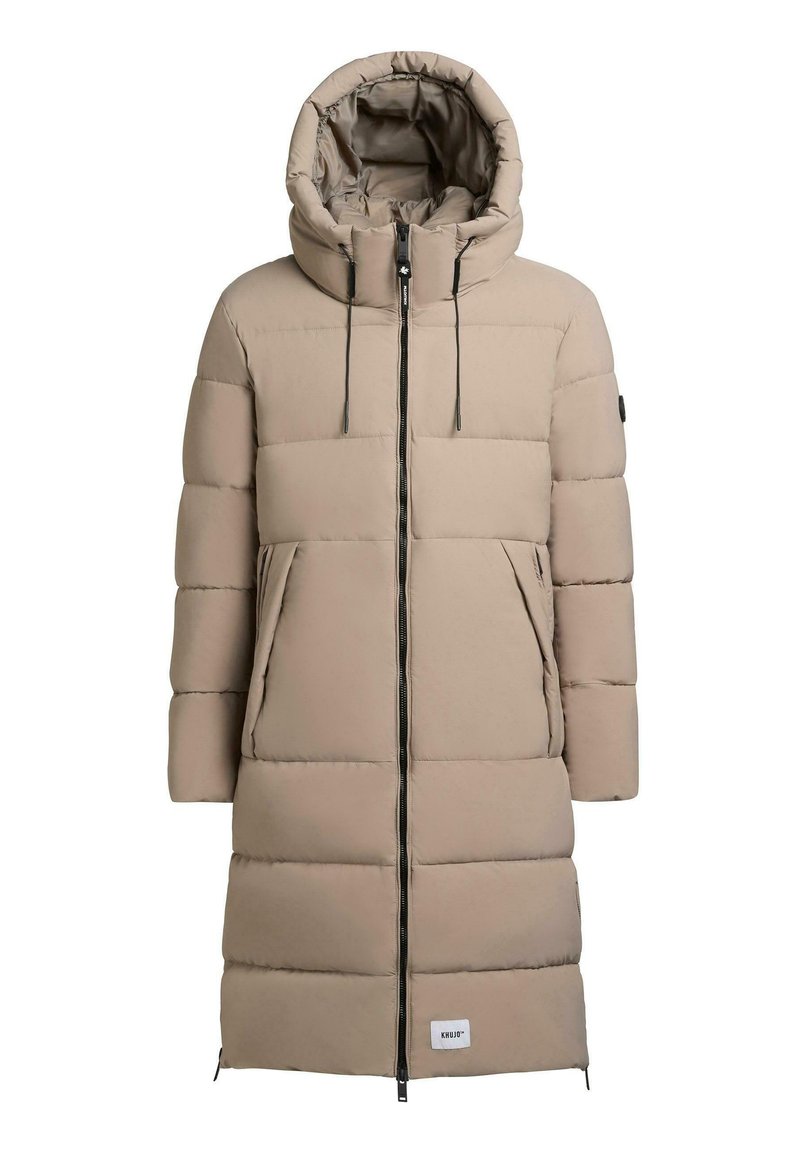 Beige zateplený kabát s vysokým límcem a kapucí, vybavený celopropínacím zipem, velkými kapsami a logem na dolní části přední strany.