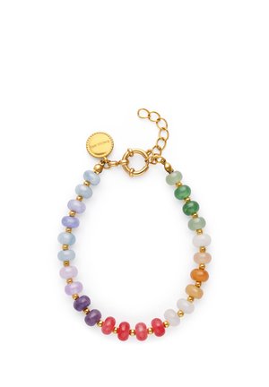 Pulsera con cuentas redondas multicolores en tonos morado, rojo, verde, naranja y blanco, separadas por pequeñas cuentas espaciadoras doradas y un cierre dorado.