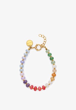 Pulsera con cuentas redondas multicolores en tonos morado, rojo, verde, naranja y blanco, separadas por pequeñas cuentas espaciadoras doradas y un cierre dorado.