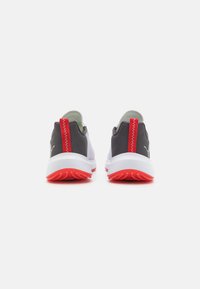 Ténis atléticos em cinza e branco com detalhes em vermelho. Apresenta uma sola acolchoada, parte superior texturizada e uma alça na parte de trás para um calçar fácil.