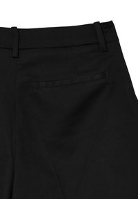 Pantaloni neri in tessuto liscio, con fascia in vita, una tasca posteriore singola e dettagli cuciti lungo i bordi.