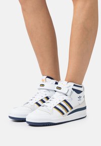 adidas Originals - FORUM MID - High-top trainers - white/dark blue/crew yellow Thumbnail Image 1