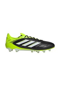 Cléats de football Adidas Copa noir et jaune néon avec des rayures blanches et des lacets noirs, présentés de côté droit sur fond blanc.