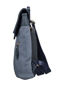 Blauer Stoff- und Leder-Rucksack mit vorderer Reißverschlusstasche, gepolstertem Netzrücken und verstellbaren marineblauen Trägern, seitlich gezeigt.