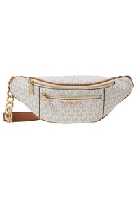 Sac banane en tissu blanc avec un motif répété de logo "MK". Il dispose d'une fermeture éclair dorée, d'accents en cuir marron et d'une bandoulière en chaîne métallique.