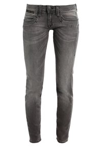 Vaqueros de mezclilla gris oscuro con corte slim, que cuentan con cinco bolsillos, un sutil desgaste y cierre frontal con botón. Textura suave y detalles de costura mínimos.