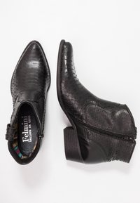 Botas de tobillo negras con un acabado de piel de serpiente texturizada, punteras afiladas, cremalleras laterales y tacones apilados. El interior presenta un forro colorido.
