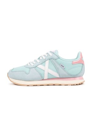 Zapatillas deportivas azul claro con parte superior de ante, detalles de malla blanca, talón rosa y cordones blancos. Presentan un logo en forma de X blanca en el lateral.