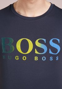 BOSS T-shirt med print - dark blue