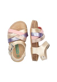 Sandaal met kruissteekbanden in roze, goud en paars, met een kurken voetbed en zilveren gesp. Glad leren textuur.