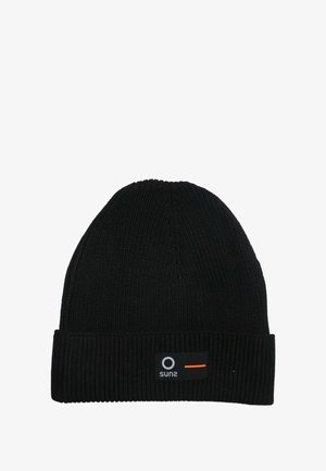 Berretto nero a maglia con texture a coste, dotato di un piccolo etichetta con un logo e una striscia arancione accentuata vicino al bordo inferiore.