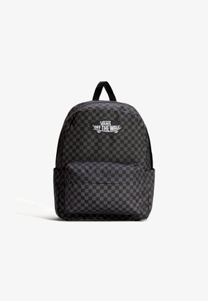 Czarny i ciemnoszary plecak Vans w kratkę z przednią kieszenią i naszywką z logo "Vans Off The Wall" na białym tle.