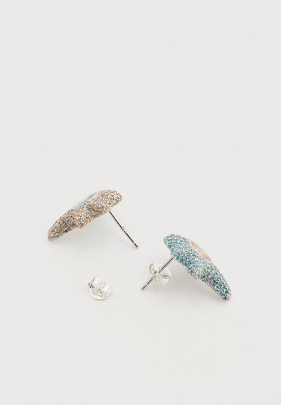 Λικνίζοντα σκουλαρίκια καρφωτά με υφή, στρογγυλεμένο σχέδιο σε καφέ και τόνους τιρκουάζ, με ασημένια καρφίτσα και βάση.