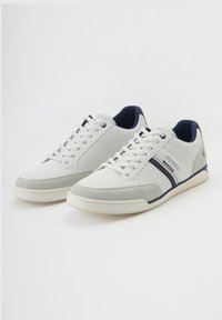 Weiße Sneakers mit einem Mesh-Design, grauen Wildlederakzenten, blauer Innenseite und dekorativen Streifen. Sie verfügen über eine Gummisohle und eine traditionelle Schnürung.