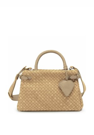 Borsa a tracolla in pelle beige intrecciata con manico arrotondato, tracolla regolabile e targhetta in pelle a forma di diamante appesa al lato.