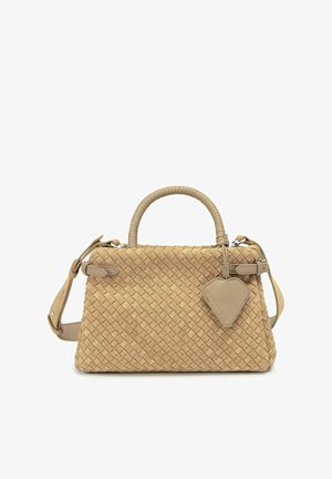 Borsa a tracolla in pelle beige intrecciata con manico arrotondato, tracolla regolabile e targhetta in pelle a forma di diamante appesa al lato.