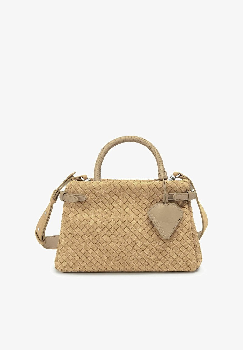 Sac à main en cuir tissé beige avec poignée arrondie, bandoulière réglable et étiquette en cuir en forme de losange suspendue sur le côté.